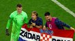 Chorvaté slaví postup do čtvrtfinále MS ve fotbale, vlevo hrdina Dominik Livakovič a Luka Modrič