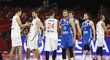 Čeští basketbalisté (uprostřed Martin Kříž) se zdraví se Srby po prohraném duelu o páté místo