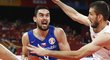 Tomáš Satoranský se snaží prodrat k zakončení v boji o páté místo na MS basketbalistů proti Srbsku