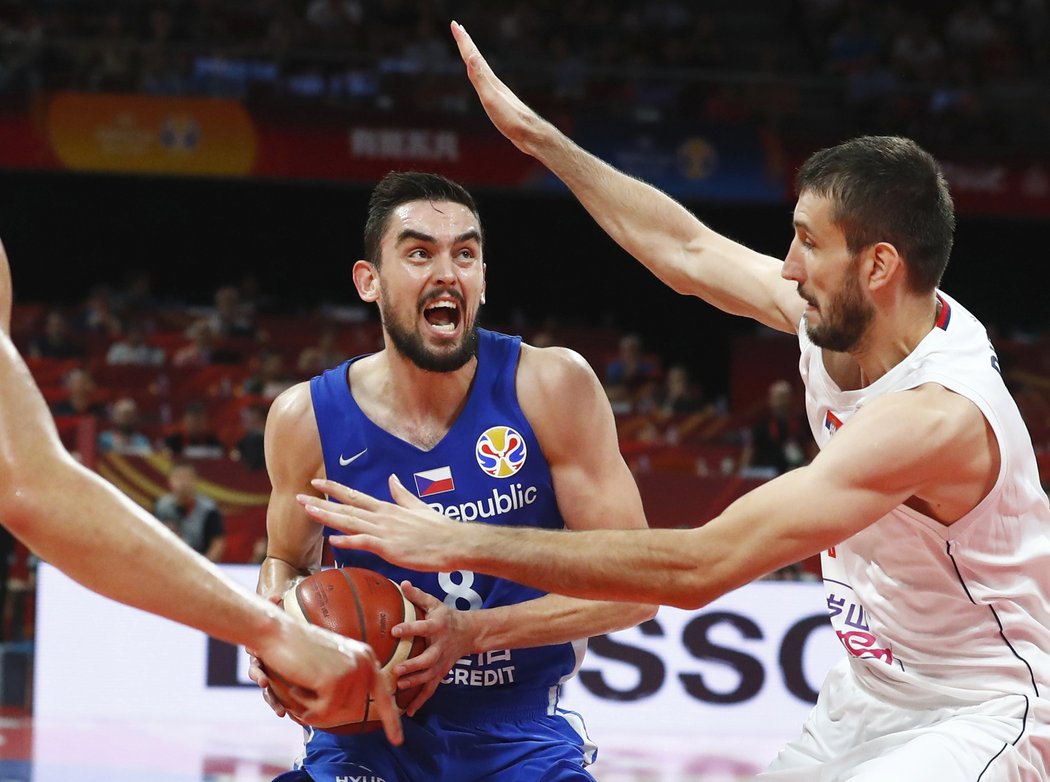 Tomáš Satoranský se snaží prodrat k zakončení v boji o páté místo na MS basketbalistů proti Srbsku