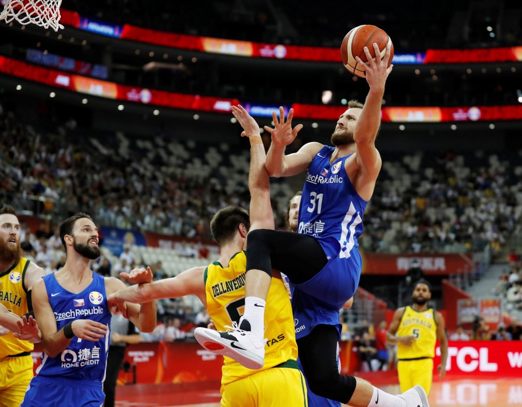 Martin Kříž zakončuje akci národního týmu ve čtvrtfinále MS v basketbalu proti Austrálii