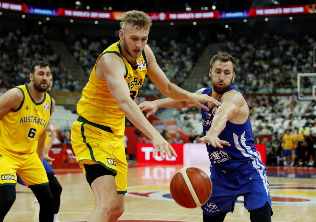 Jock Landale z Austrálie a Martin Kříž během čtvrtfinále MS v basketbalu