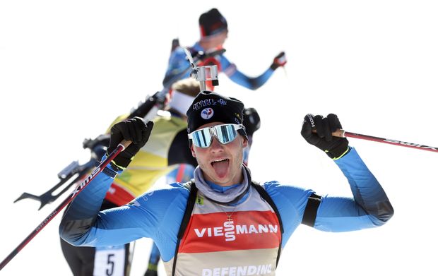 Emilien Jacquelin se raduje z triumfu ve stíhacím závodě na MS biatlonistů Emilien Jacquelin se raduje z triumfu ve stíhacím závodě na MS biatlonistů