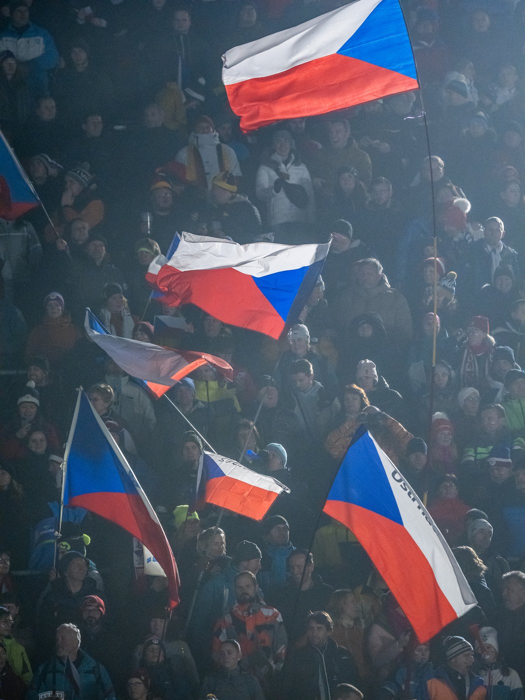 České vlajky při sprintu žen na MS v biatlonu v Novém Městě na Moravě