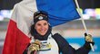 Julia Simonová se raduje ze zlaté medaile ve sprintu žen na MS v biatlonu v Novém Městě
