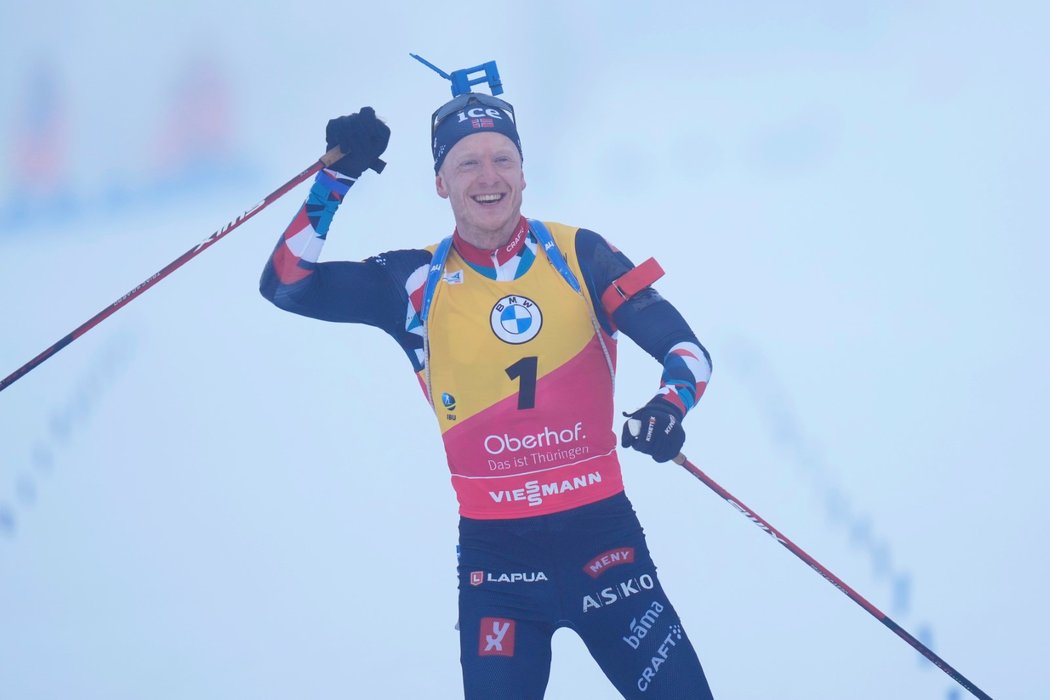 Johannes Thingnes Bö se raduje z triumfu ve stíhacím závodě na MS v biatlonu 2023