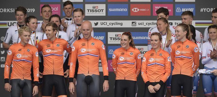 Vítězný nizozemský tým na MS v cyklistice po smíšené časovce