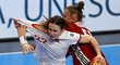 Maďarka Reka Borgasová atakuje Markétu Hurychovou ve druhém zápase na MS házenkářek