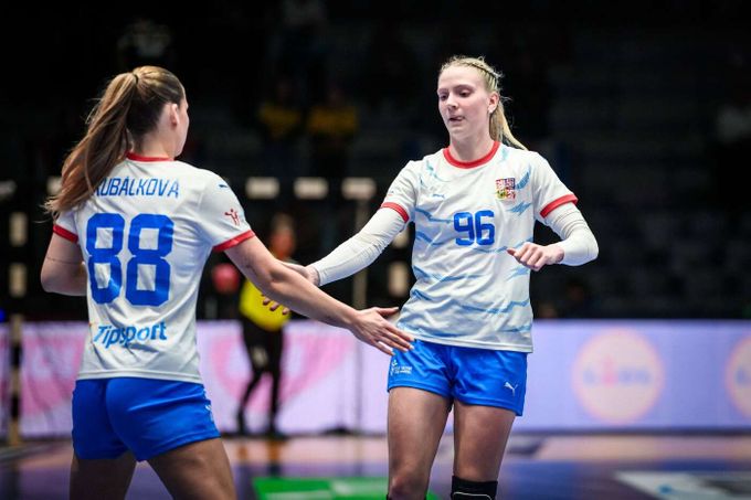 Házenkářky na MS rozdrtily Kubu, výhra jim zajistila postup ze skupiny Házenkářky na MS rozdrtily Kubu, výhra jim zajistila postup ze skupiny