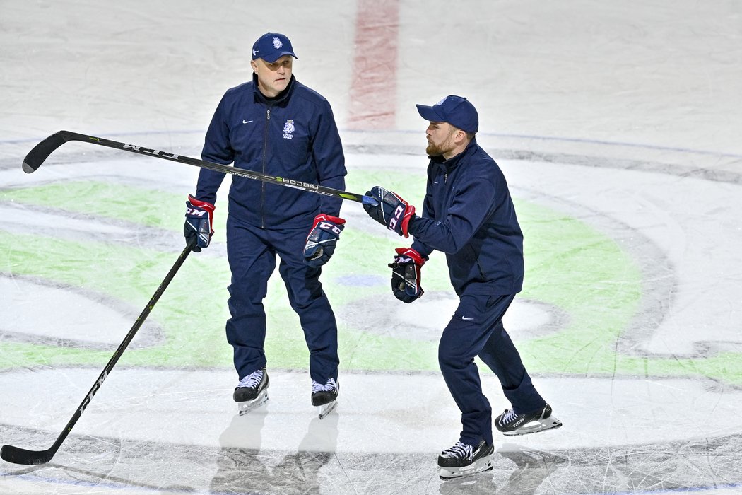 Martin Straka s hlavním koučem české hokejové reprezentace Filipem Pešánem na mistrovství v Rize