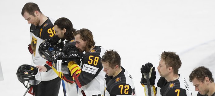 Zklamaní němečtí hokejisté po prohře v semifinále MS 2021 s Finskem