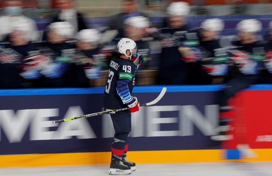 Colin Blackwell slaví s americkou střídačkou vyrovnání v semifinále MS proti Kanadě