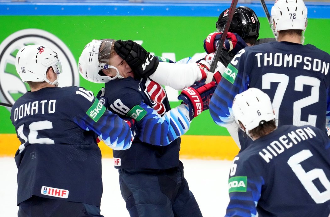 Američan Jack Drury se pošťuchuje s Liam Foudy z Kanady v semifinále MS v hokeji