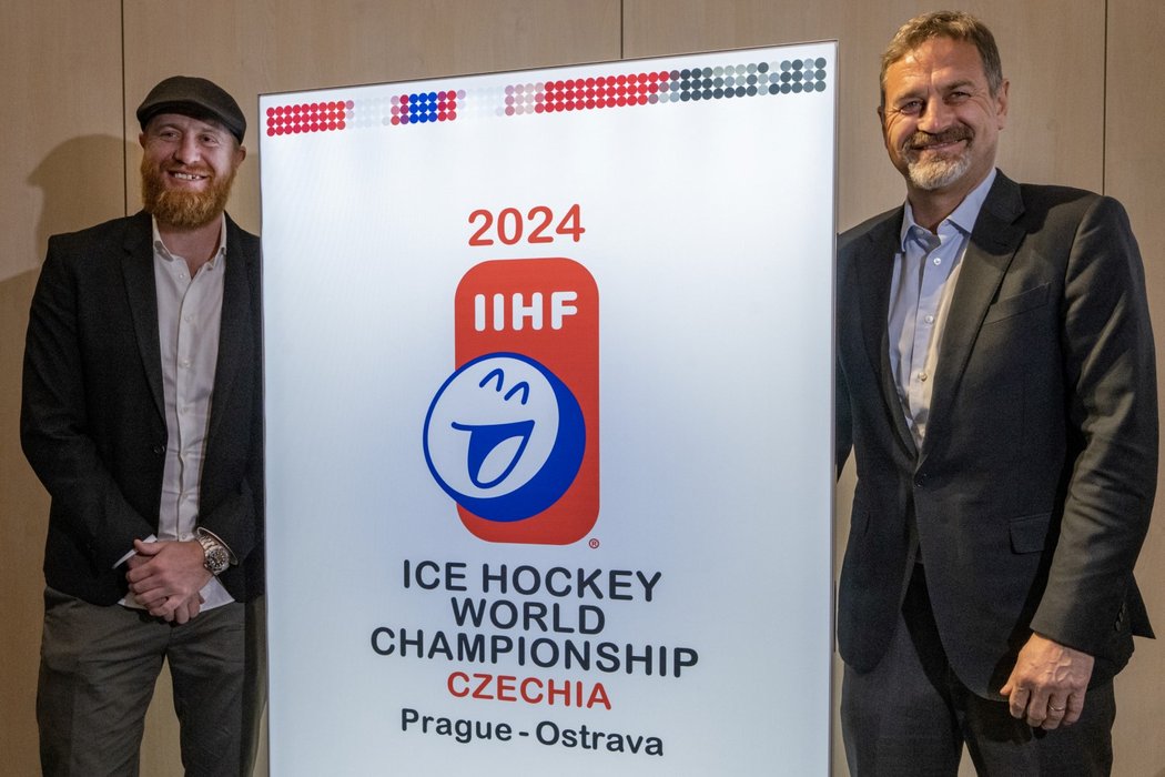 Jakub Voráček a předseda organizačního výboru MS v hokeji 2024 s novým logem šampionátu