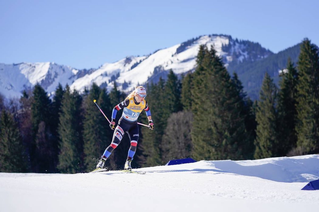 Kateřina Janatová na trati volné desítky na MS v Oberstdorfu