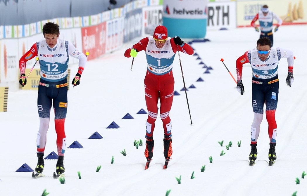 Johannes Hösflot Klaebo (vlevo), Alexandr Bolšunov a Emil Iversen v cílové rovince