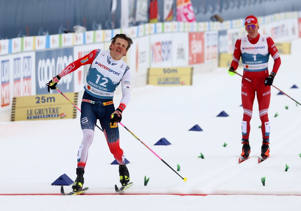 Johannes Hösflot Klaebo finišuje jako mistr světa, zatímco Bolšunov dojíždí se zlomenou hůlkou