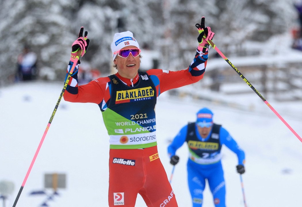 Johannes Hösflot Klaebo veze norskou dvojici pro zlato v týmovém sprintu
