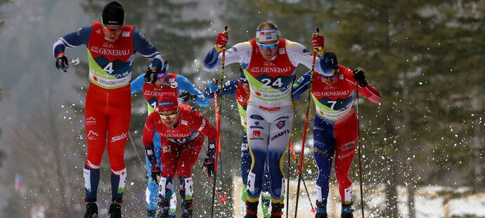 Michal Novák (vlevo) ve finále sprintu na MS v klasickém lyžování