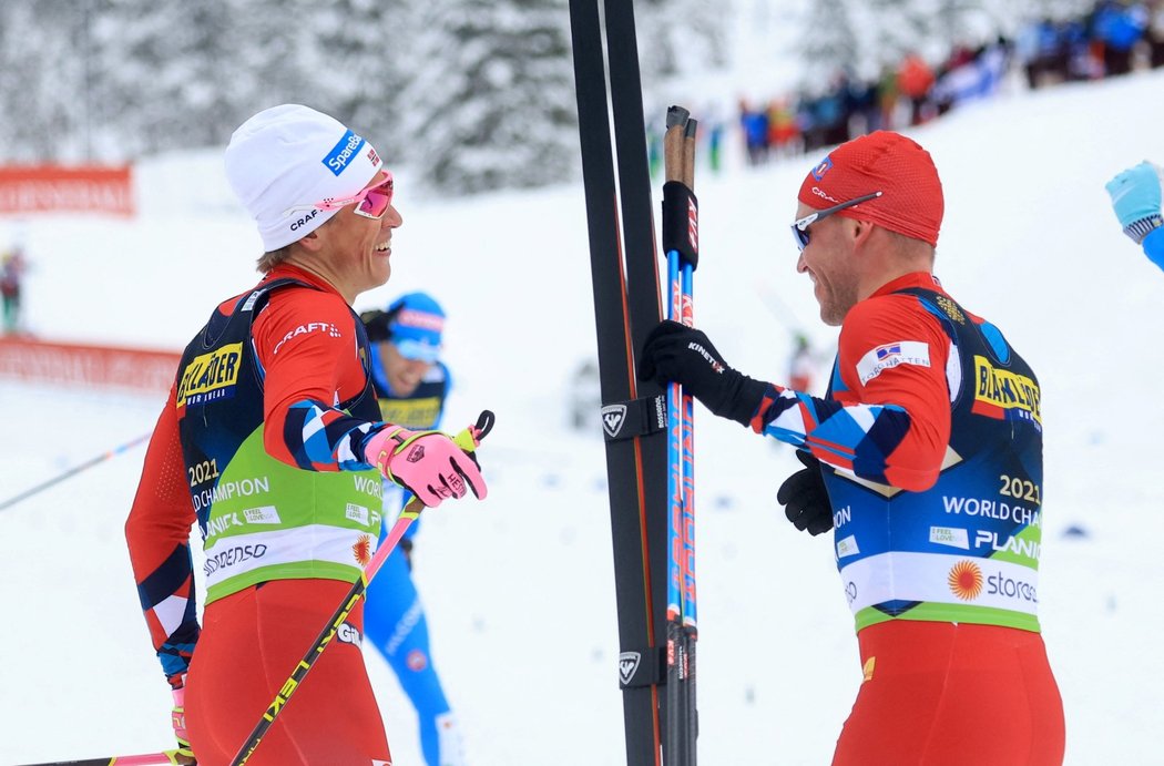 Norové Paal Gollberg a Johannes Hösflot Klaebo slaví zlato v týmovém sprintu na MS