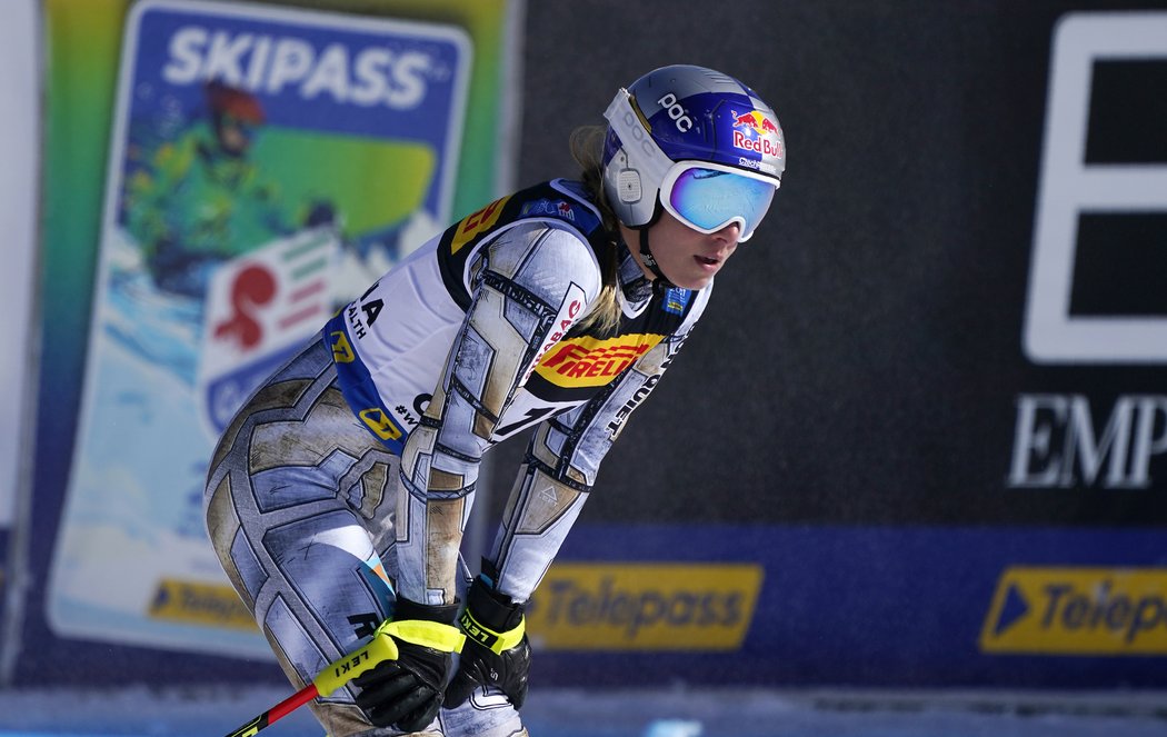 Ester Ledecká v cíli super-G na MS v lyžování, v němž skončila šest setin od medaile