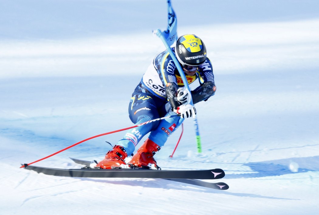 Felix Monsen se sráží s brankou super-G na MS v lyžování