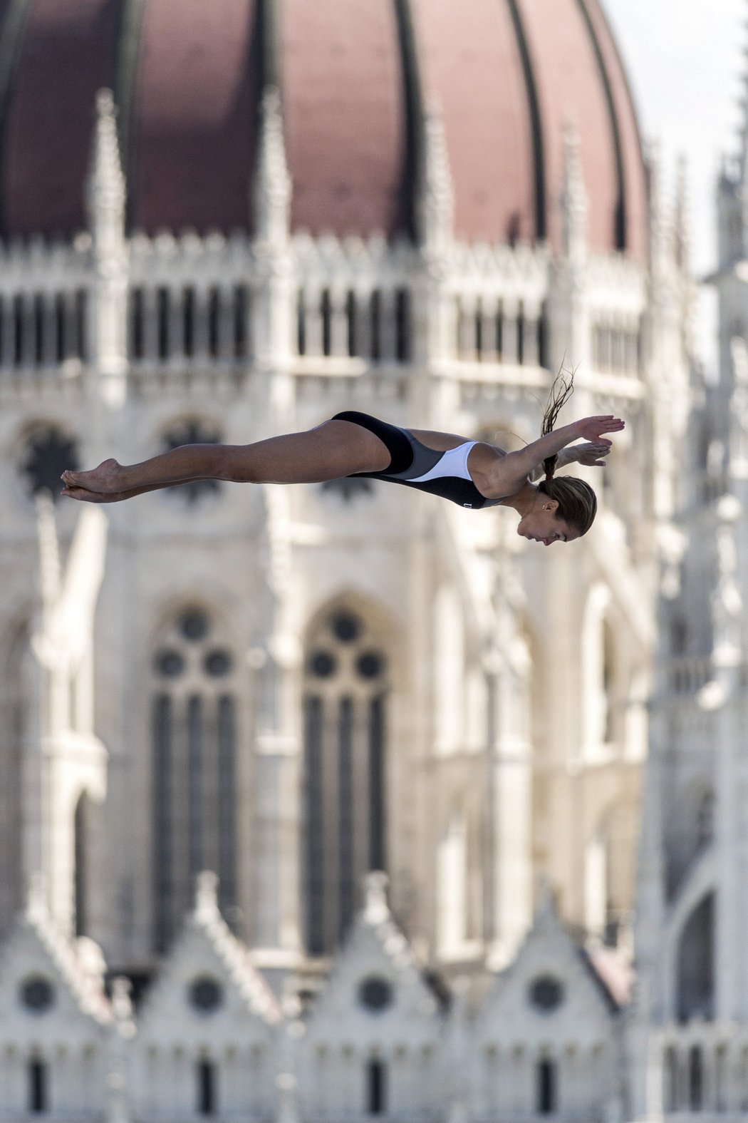 I ženy skáčou z výšky před maďarským parlamentem, na snímku Tara Tiraová z USA