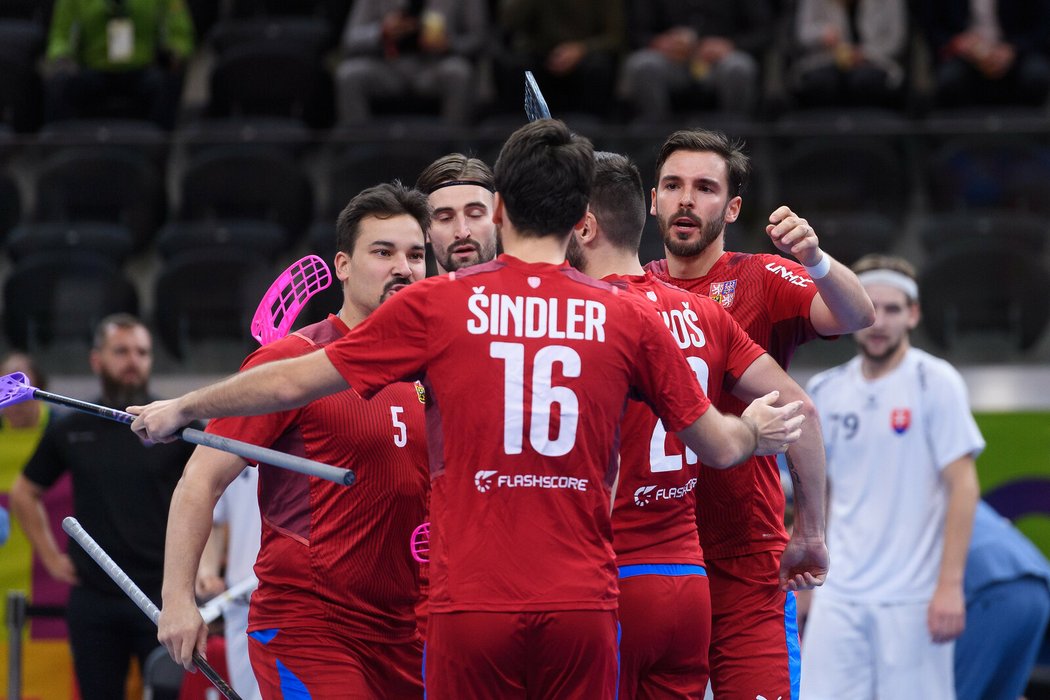 Češté florbalisté se radují z gólu ve čtvrtfinále MS proti Slovensku