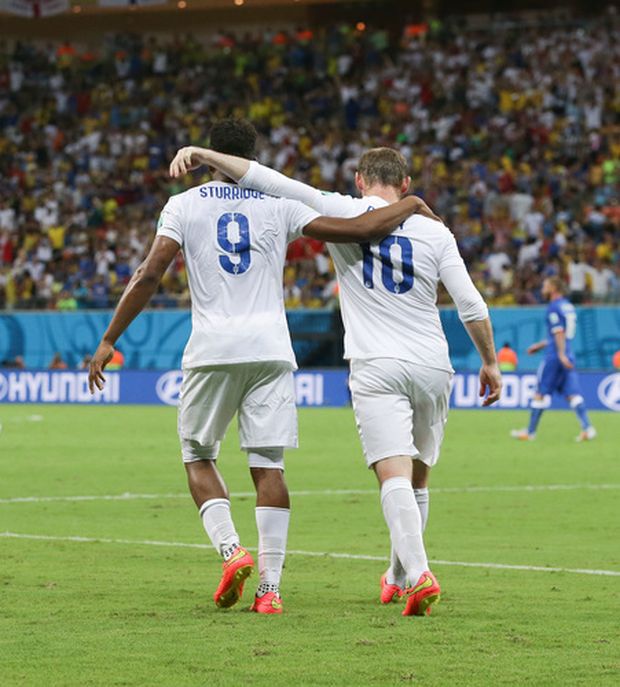 Útočník Anglie Wayne Rooney akci připravil, jeho kolega Daniel Sturridge ji zakončil a vyrovnání proti Itálii bylo na světě Útočník Anglie Wayne Rooney akci připravil, jeho kolega Daniel Sturridge ji zakončil a vyrovnání proti Itálii bylo na světě