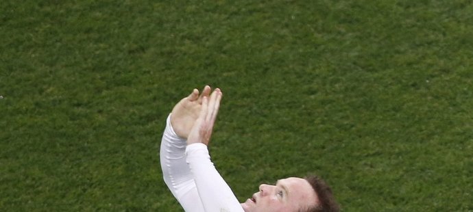 Útočník Anglie Wayne Rooney vypadá, jako by se modlil k Bohu. Nyní to bude potřeba, hráči Albionu nemají postup zdaleka ve svých rukou