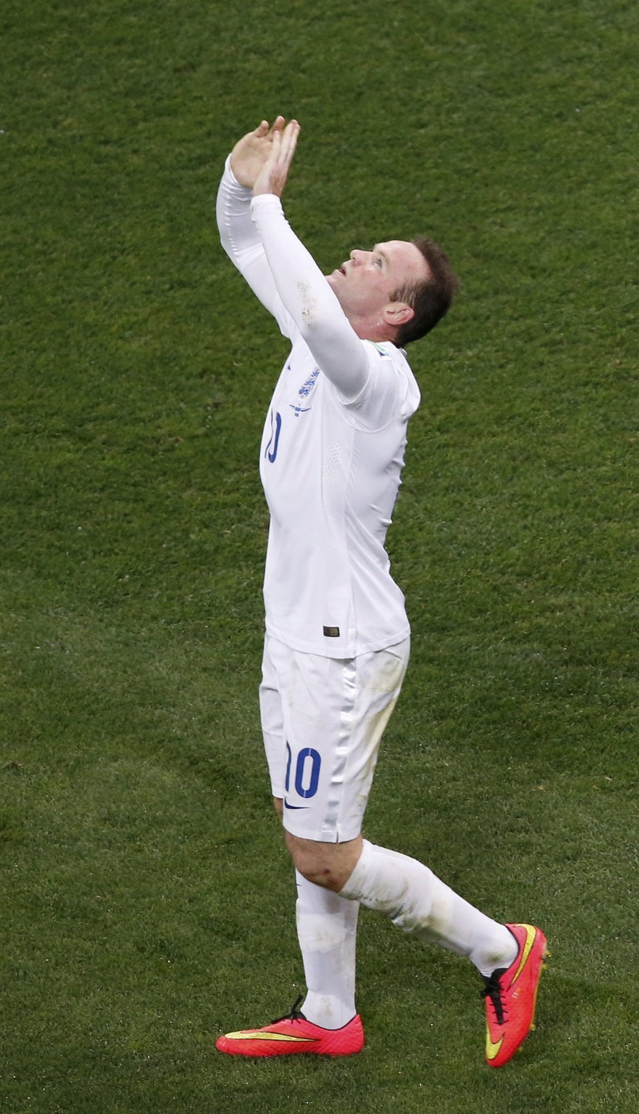 Útočník Anglie Wayne Rooney vypadá, jako by se modlil k Bohu. Nyní to bude potřeba, hráči Albionu nemají postup zdaleka ve svých rukou