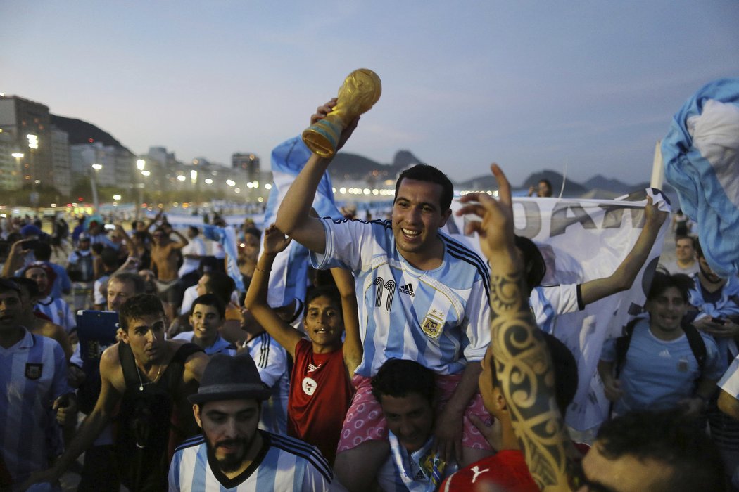 Argentino, milujeme tě, zpívali natěšení fanoušci do noci v ulicích i na slavné pláži Copacabana