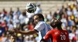 Útočník Argentiny Gonzalo Higuaín v hlavičkovém souboji s obránce Švýcarska Djourouem