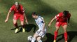 Hvězda Argentiny Lionel Messi se snaží proniknout mezi švýcarské obránce