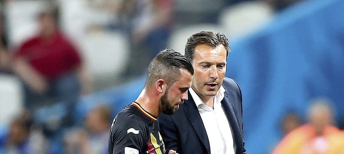 Trenér Belgie Marc Wilmots scého svěřence Stevena Defoura za červenou kartu jistě nepochválil