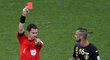 Záložník Belgie Steven Defour dostává v zápase s Jižní Koreou červenou kartu za nechutný faul