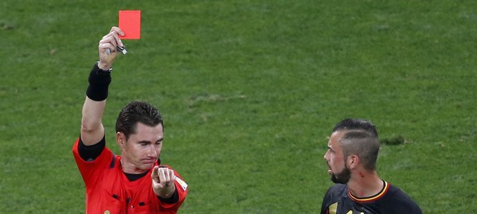 Záložník Belgie Steven Defour dostává v zápase s Jižní Koreou červenou kartu za nechutný faul