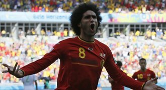 Proč jde na hřiště? Fanoušci se smáli, Fellaini je umlčel gólem