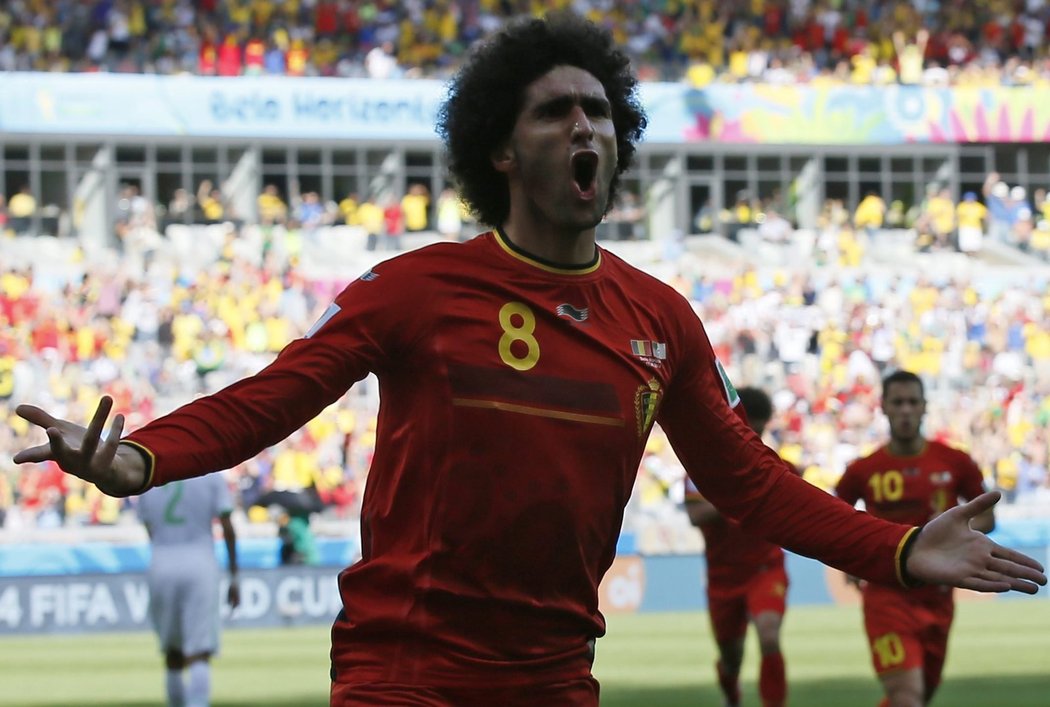 Záložník Belgie Marouane Fellaini se raduje po svém vyrovnávacím gólu do sítě Alžírska