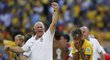 Trenér Brazílie Luis Felipe Scolari slaví postup do čtvrtfinále, hvězdný Neymar radostí plakal