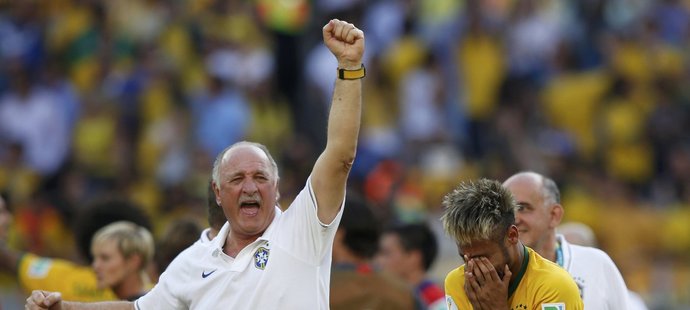 Trenér Brazílie Luis Felipe Scolari slaví postup do čtvrtfinále, hvězdný Neymar radostí plakal