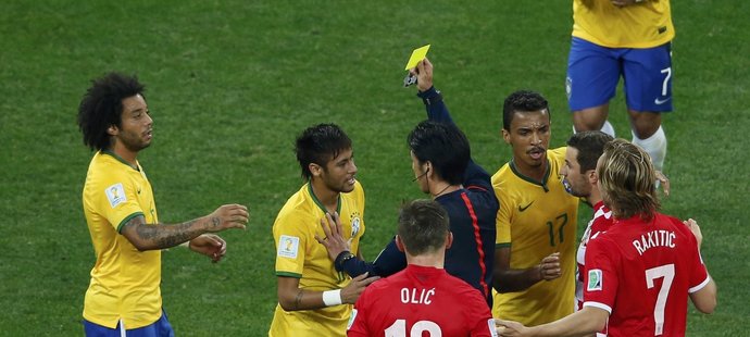 Útočník Brazílie Neymar se připomněl nejen gólem, ale také žlutou kartou za ostrý loket