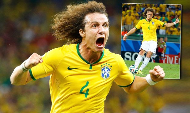 Obránce Brazílie David Luiz se raduje po gólu do sítě Kolumbie. Jeho parádně provedený přímý kop stál skutečně za to!