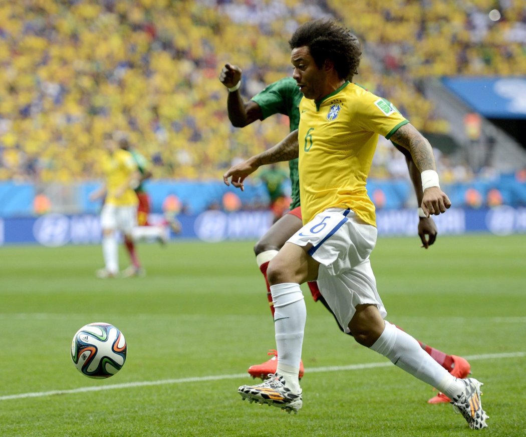 Obránce Brazílie Marcelo na jednom ze svých ofenzivních průniků