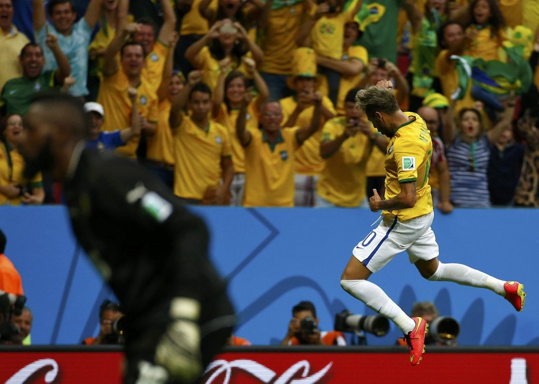 Hvězdný útočník Neymar se emotivně raduje po svém druhém gólu proti Kamerunu