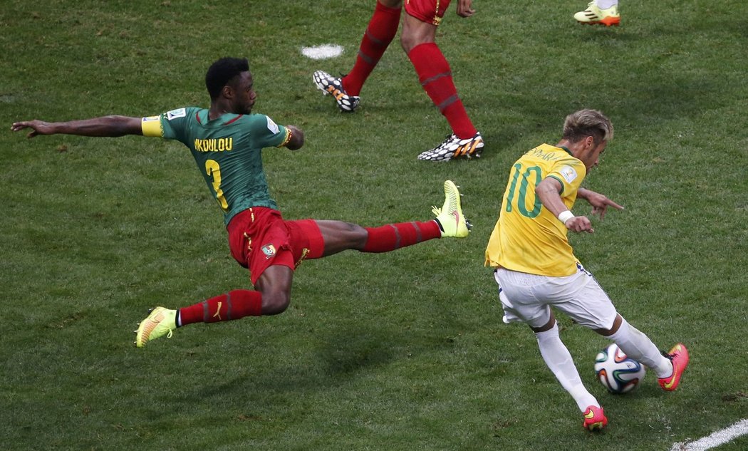 Obránce Kamerunu se sice snažil ze všech sil, gólu ale zabránit nedokázal