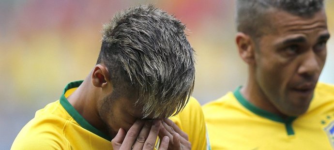 Brazilský útočník a hlavní hvězda týmu Neymar neudržel emoce a při hymně plakal