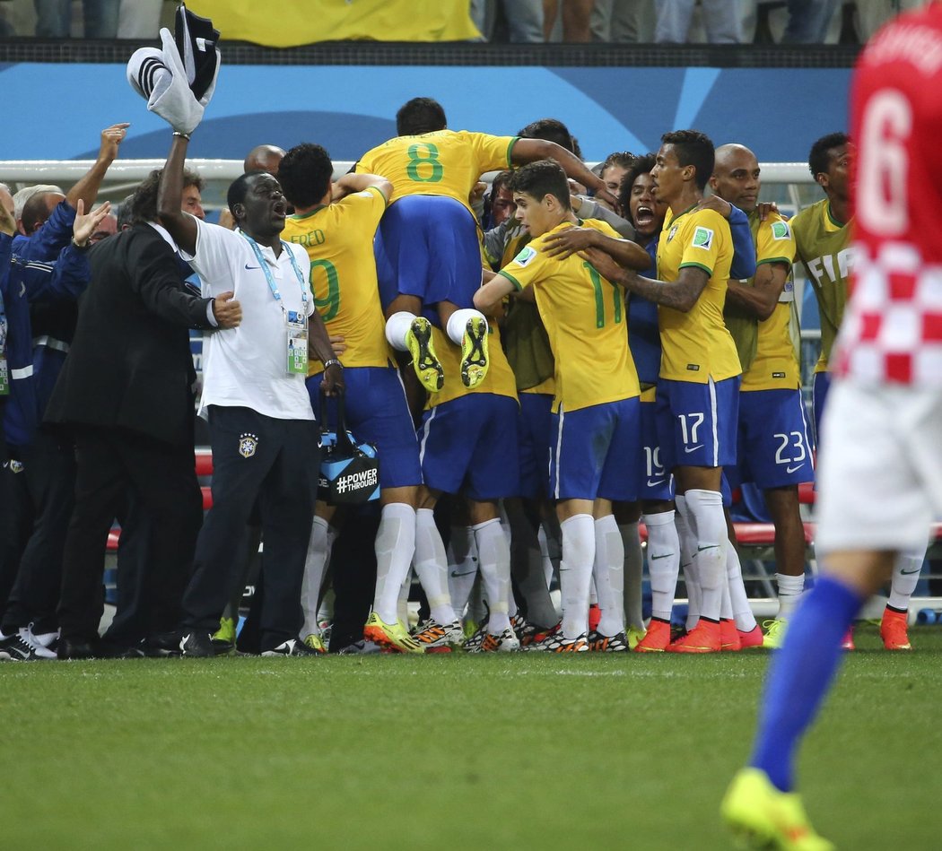 Hráči Brazílie slavili Neymarův vyrovnávací gól i s celým realizačním týmem