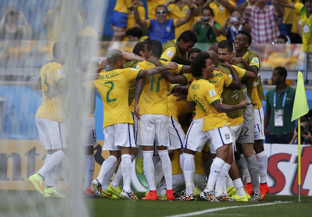 Hráči Brazílie se radují po gólu do sítě Chile