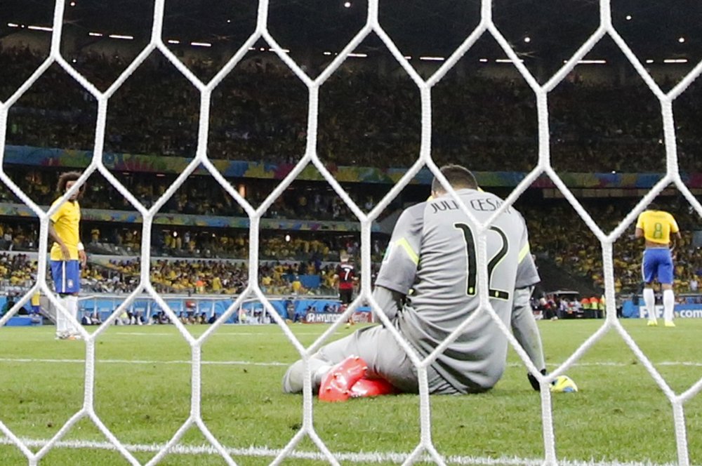 Nešťastný brankář Brazílie Julio César po dalším obdrženém gólu od Německa